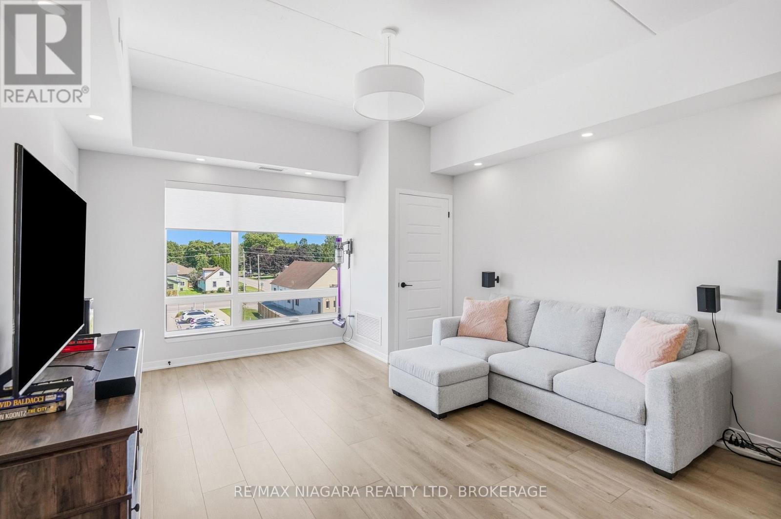 #405 3998 VICTORIA AVENUE - Image 12
