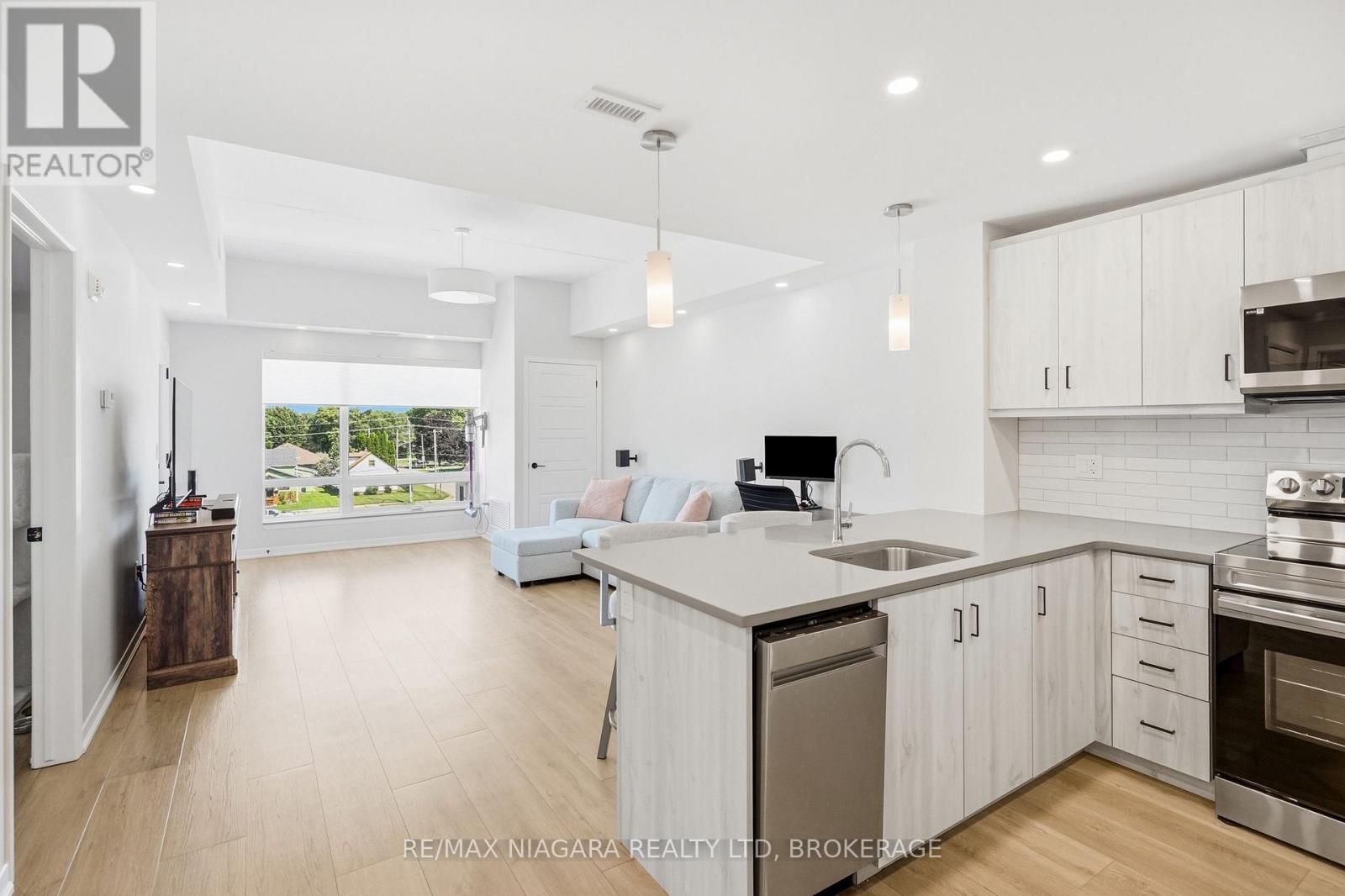 #405 3998 VICTORIA AVENUE - 6