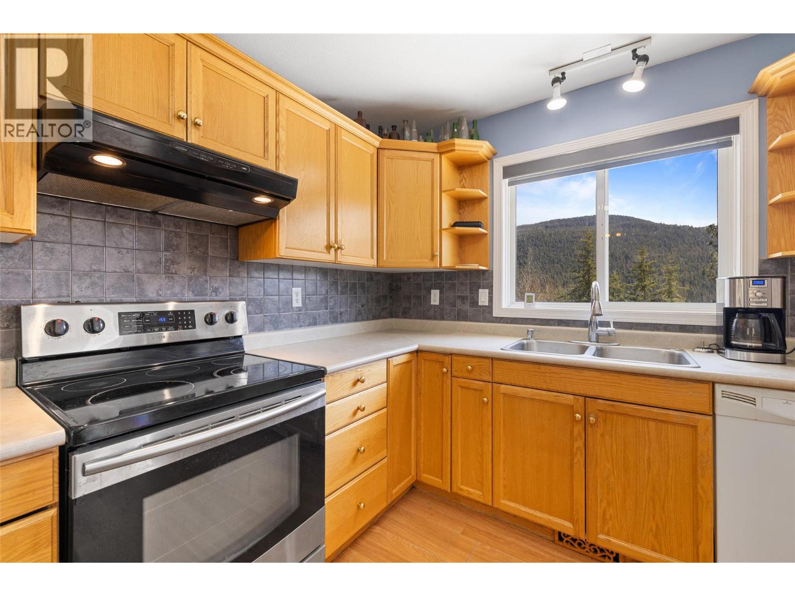 7114 Goshawk Road, Kelowna