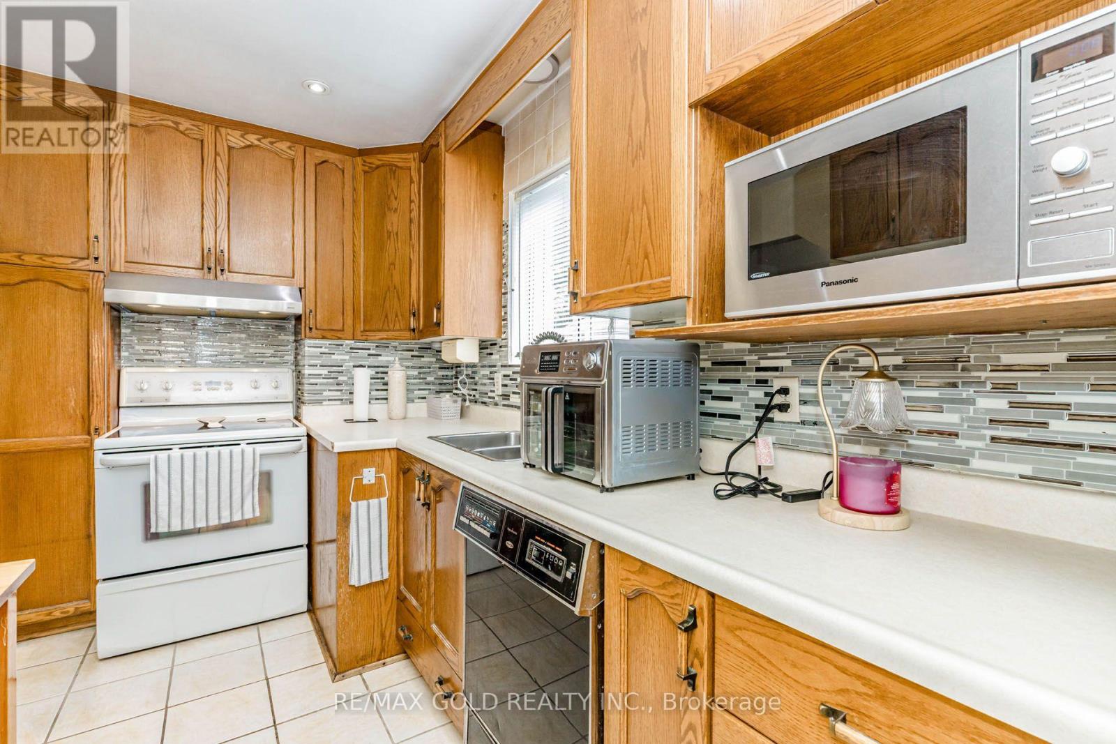 23 RENSBURG DRIVE - 14
