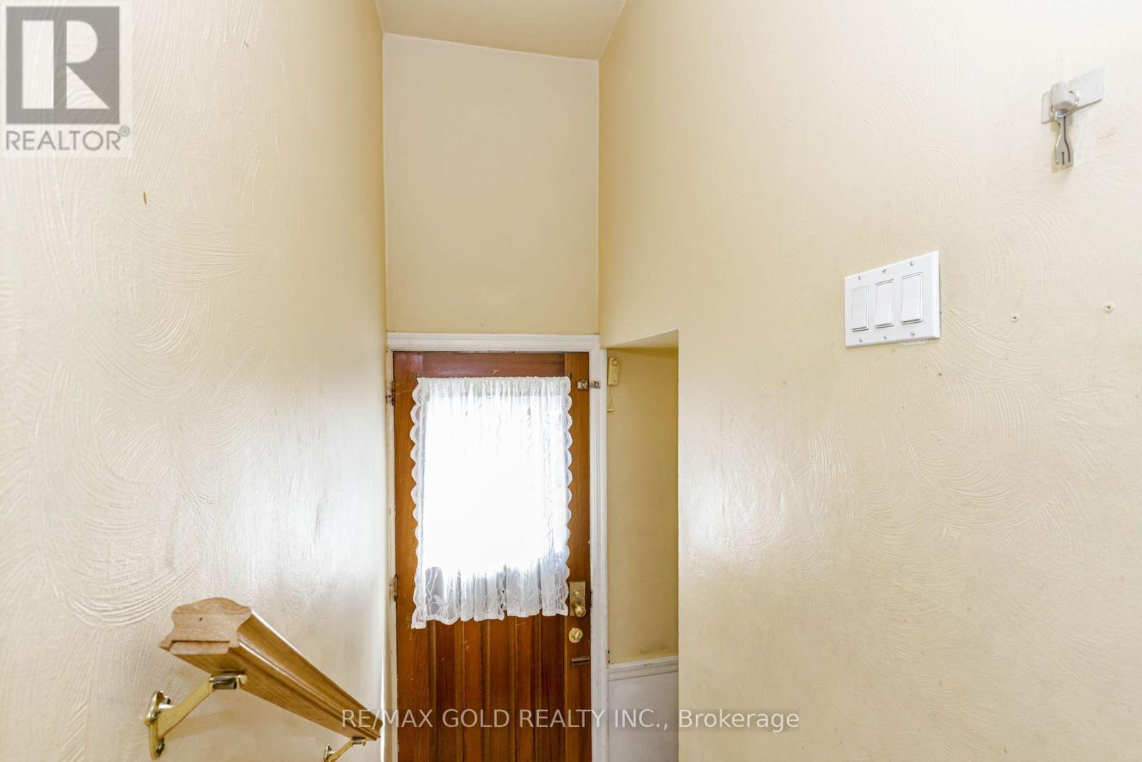 23 RENSBURG DRIVE - 33