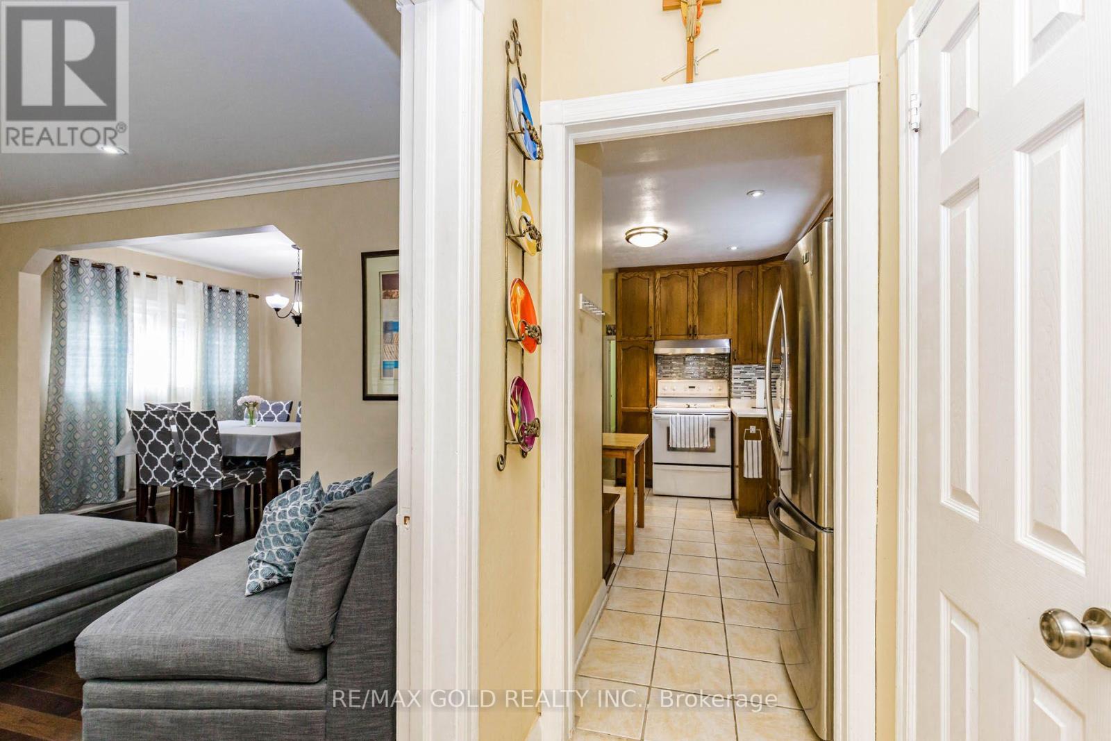 23 RENSBURG DRIVE - 5
