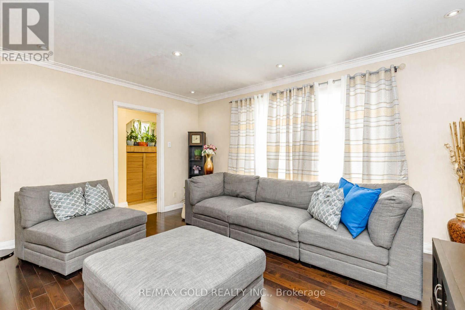 23 RENSBURG DRIVE - 8