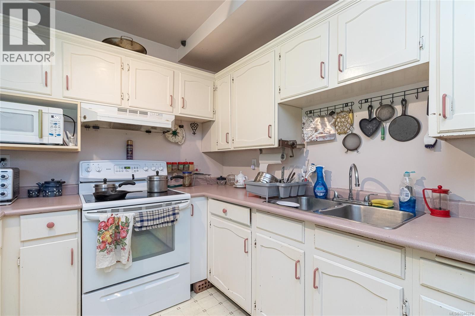  508 Davida Avenue, Saanich