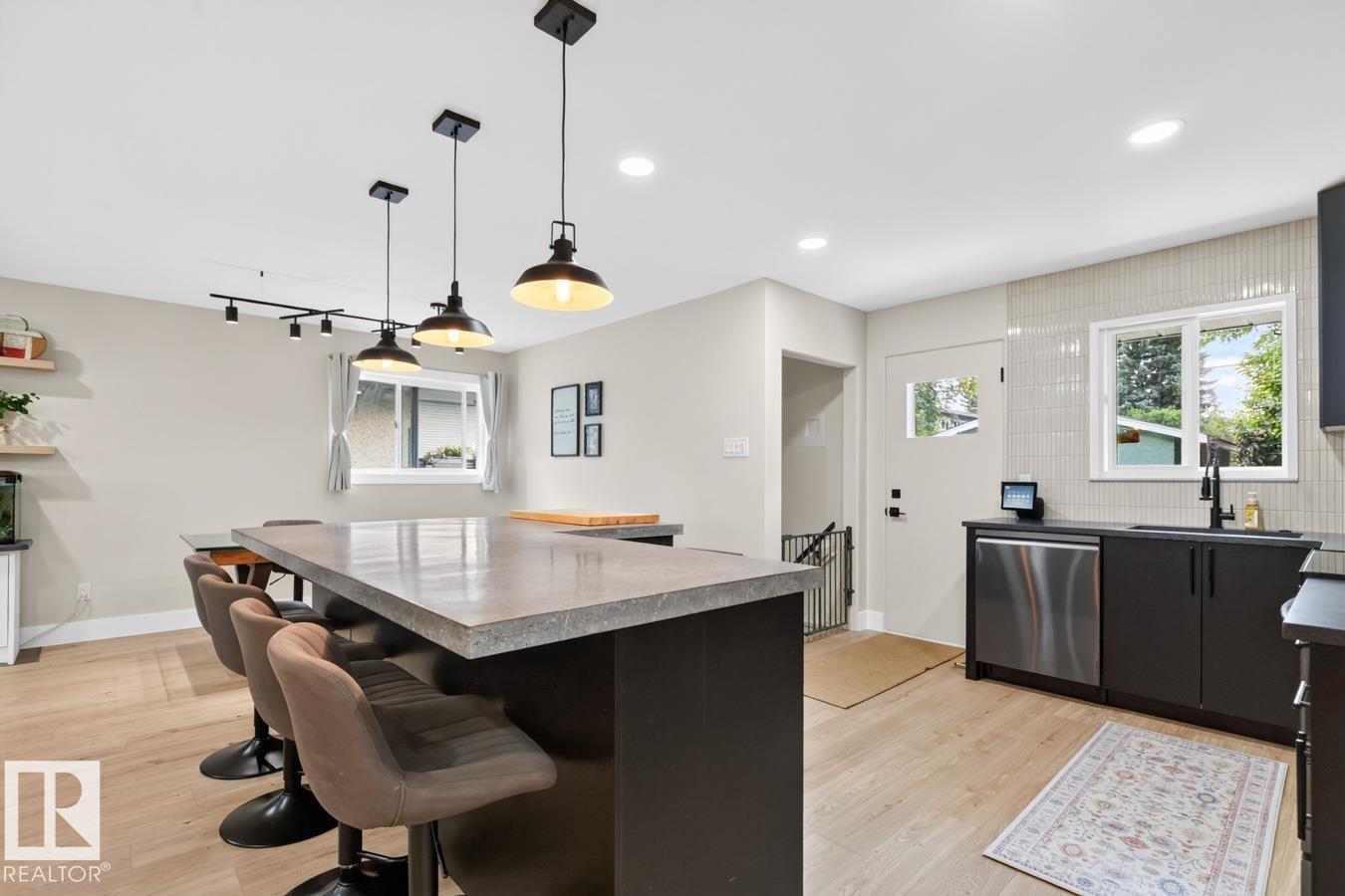 6807 101A AV NW - 10