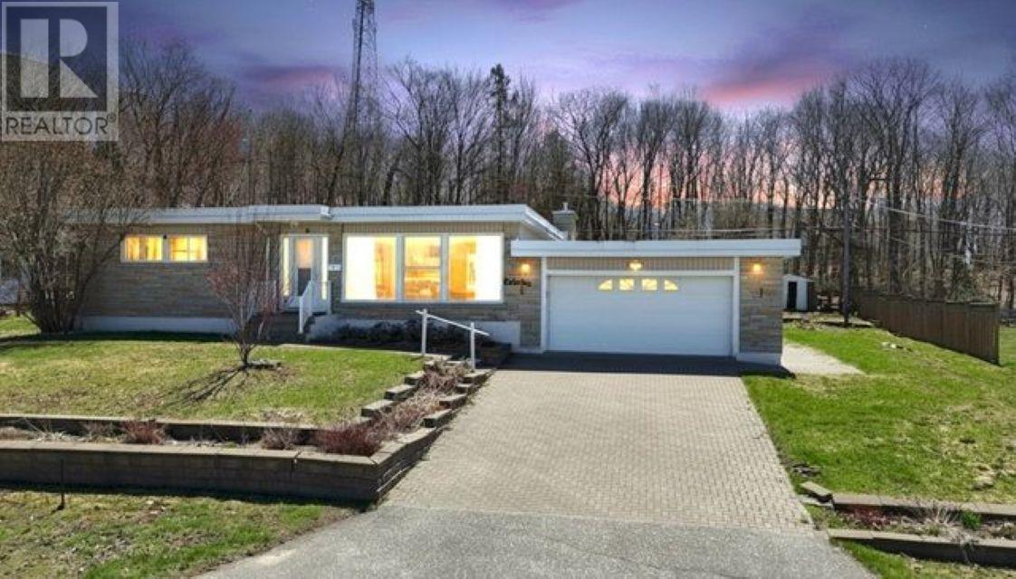 25 Gillanders RD, Elliot Lake — photo 2