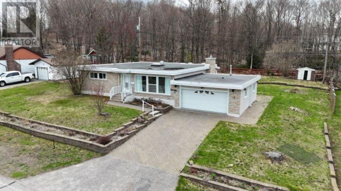 25 Gillanders RD, Elliot Lake — photo 3