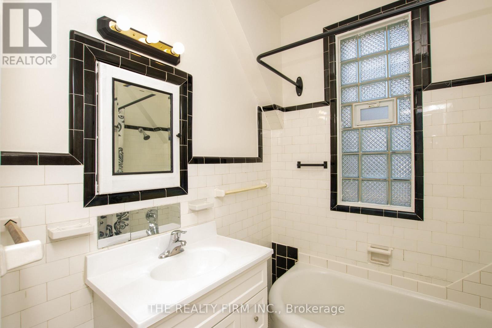 772-774 QUEENS AVENUE - Image 32