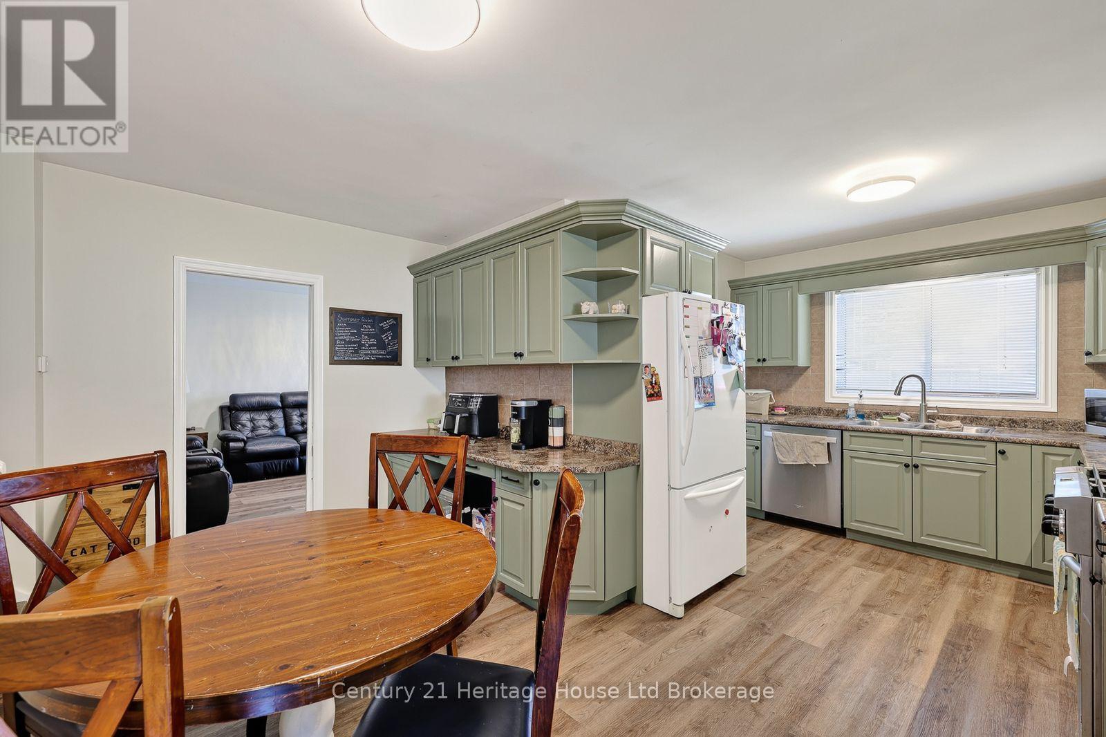 138 LYNDALE CRESCENT - Image 3