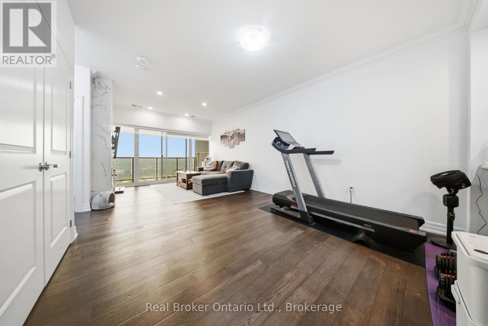 #705 1878 GORDON STREET - 16