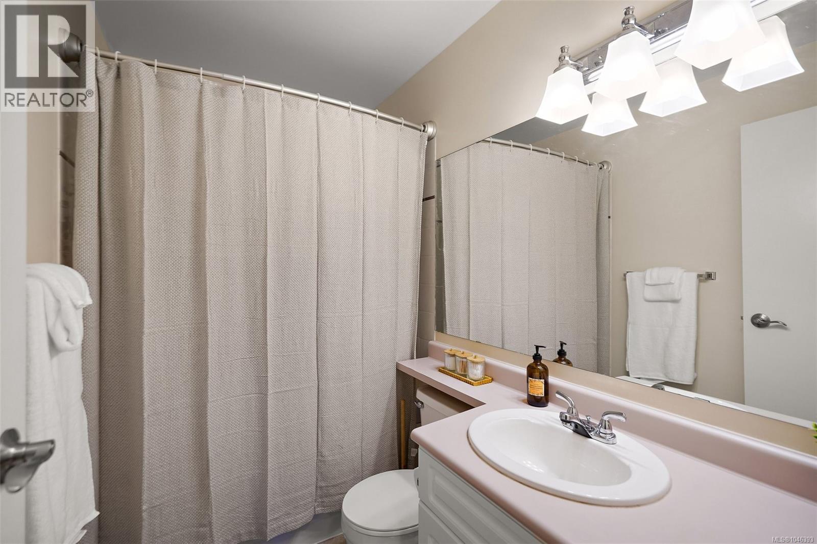 #306 3400 Quadra St - 11