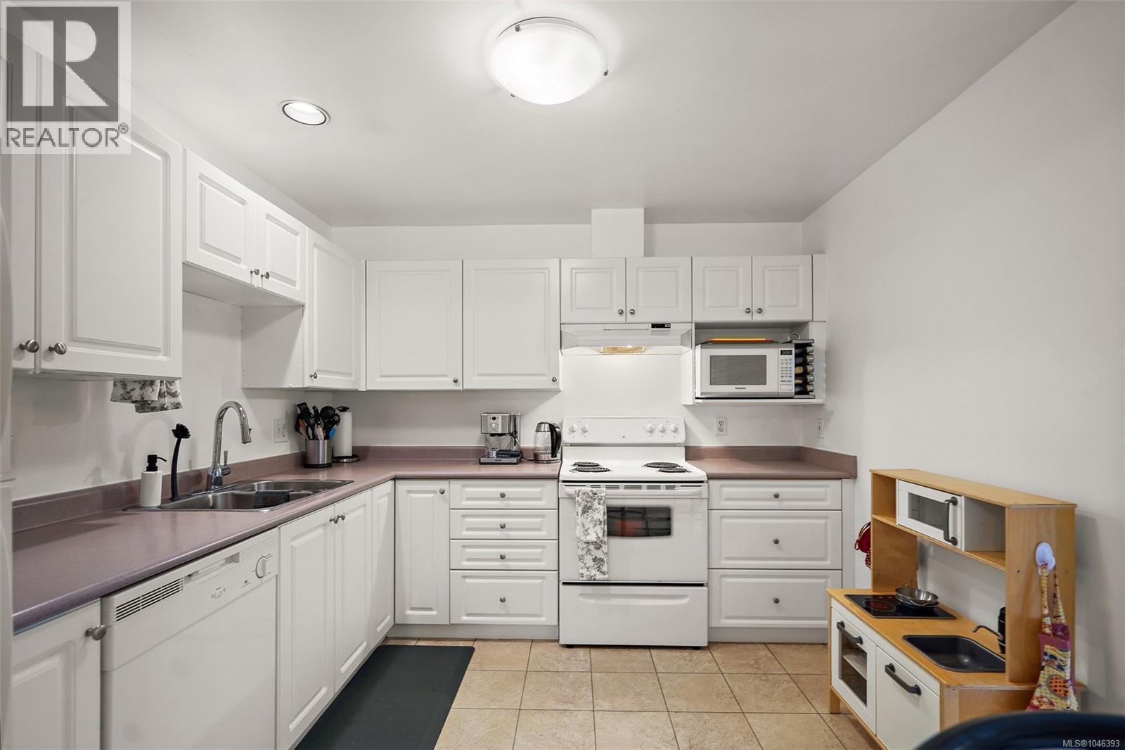 #306 3400 Quadra St - 3