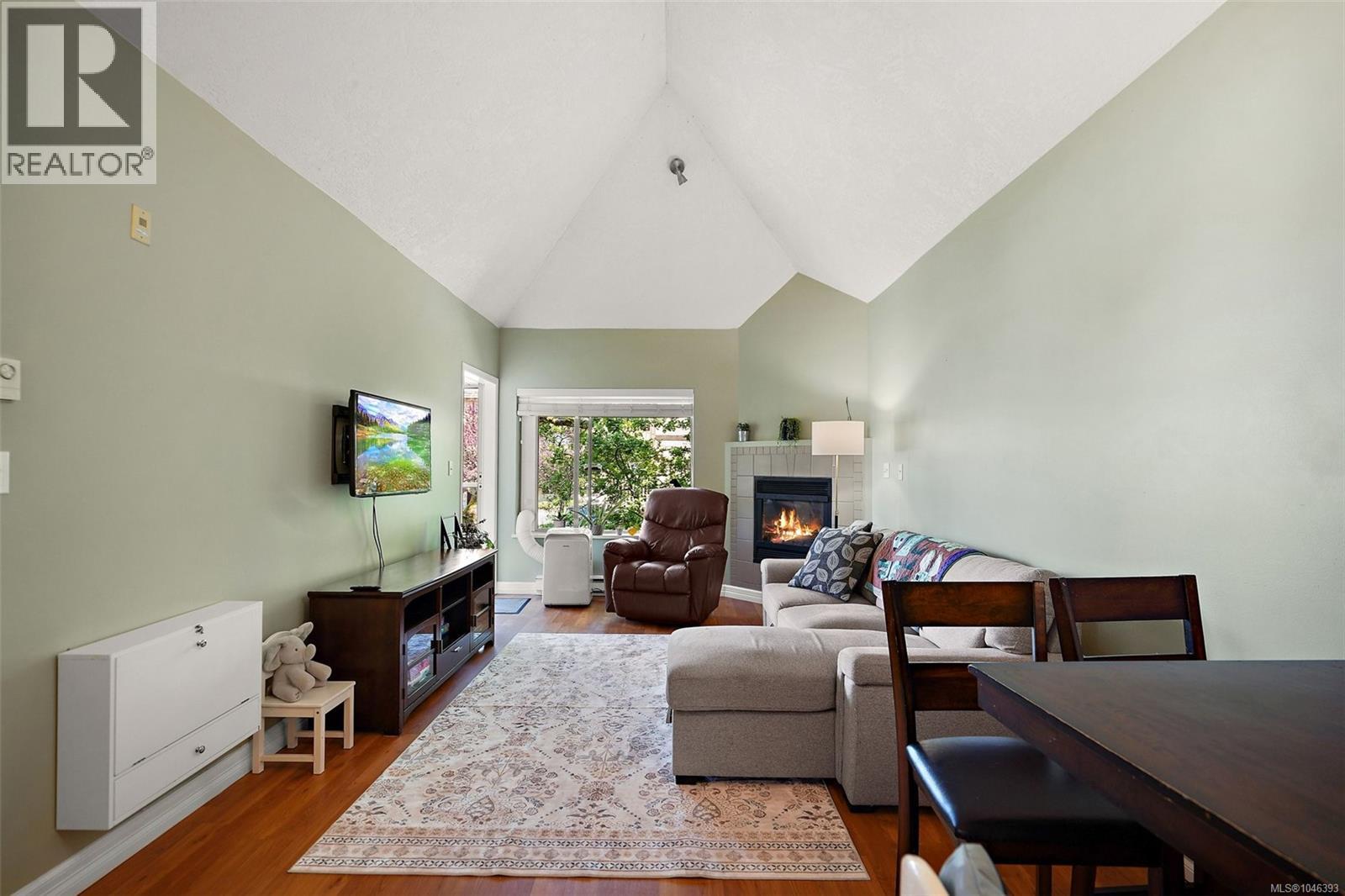 #306 3400 Quadra St - 4