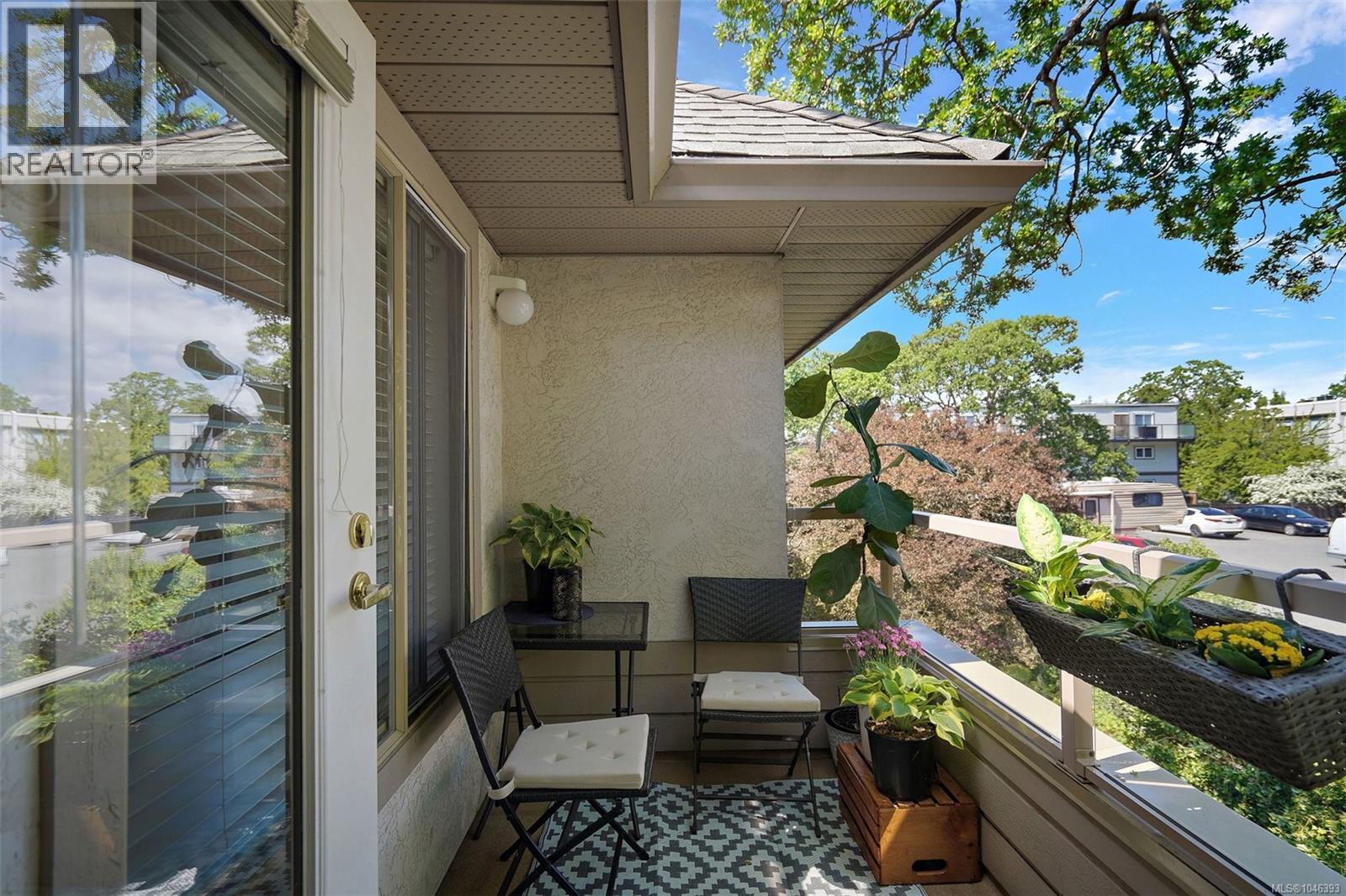 #306 3400 Quadra St - 19