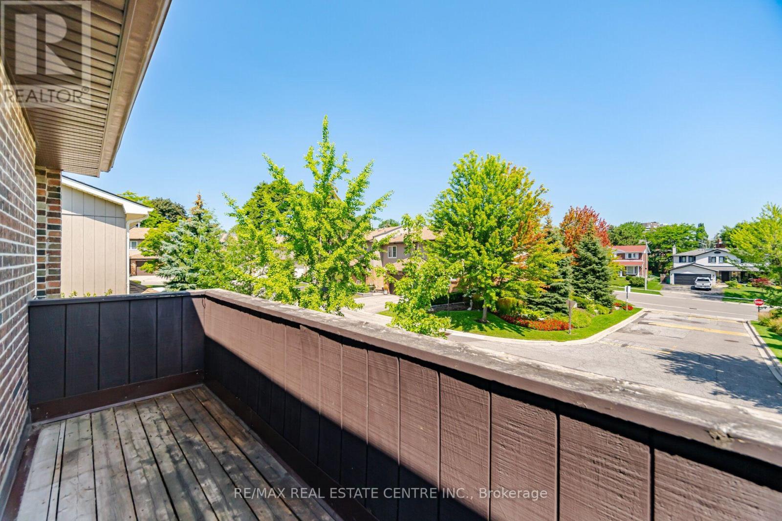 #177 1951 RATHBURN ROAD E - 23