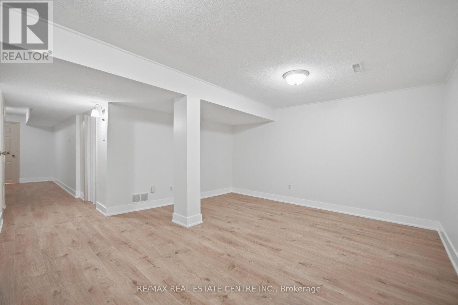 #177 1951 RATHBURN ROAD E - 28