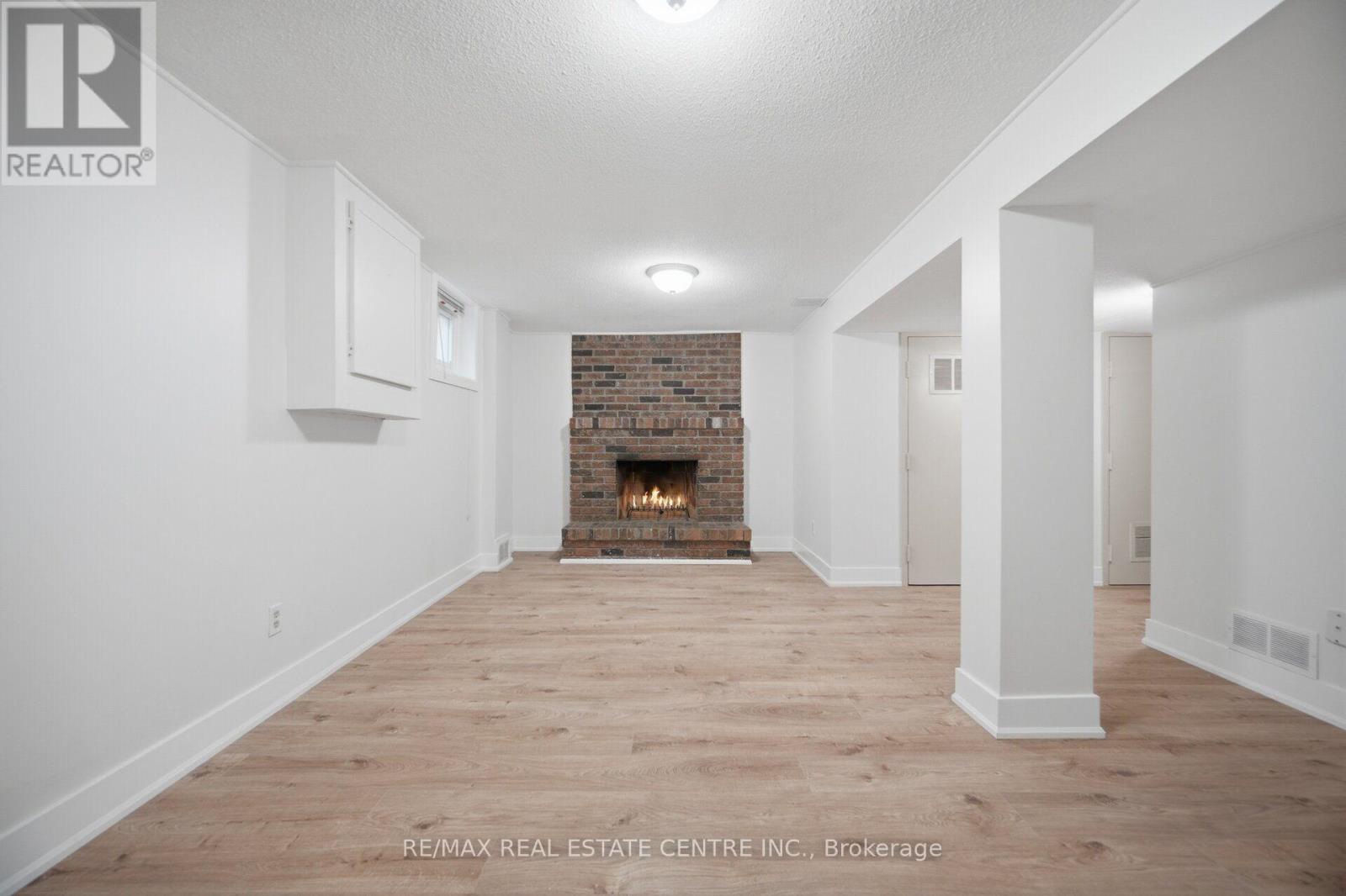 #177 1951 RATHBURN ROAD E - 29