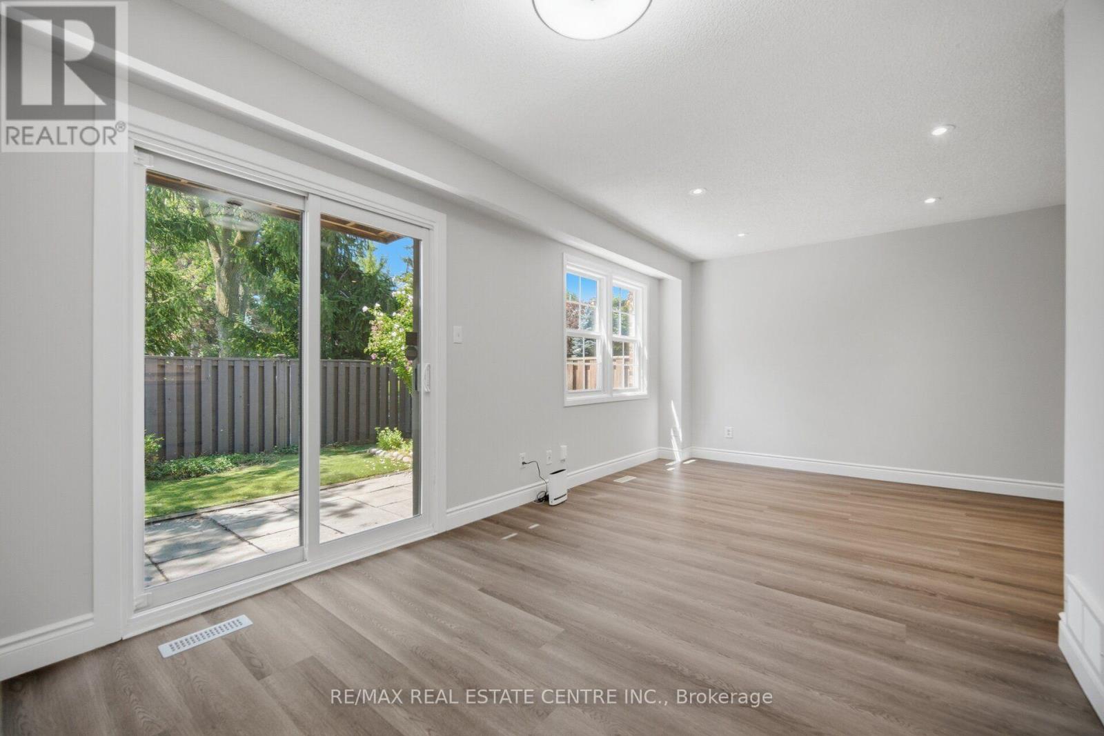 #177 1951 RATHBURN ROAD E - 8