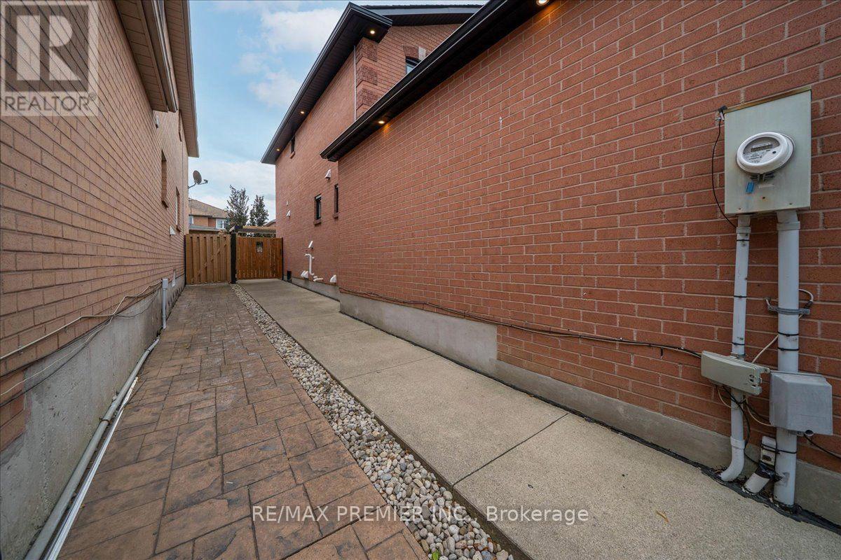 23 BERRYDOWN DRIVE - 43