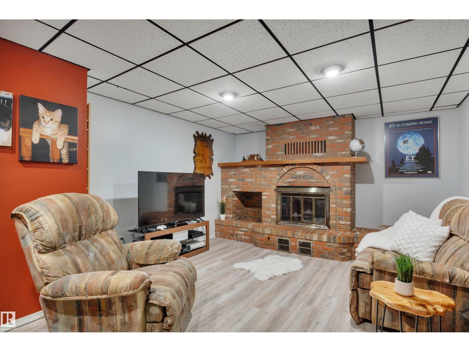 7416 33 Avenue NW - 33