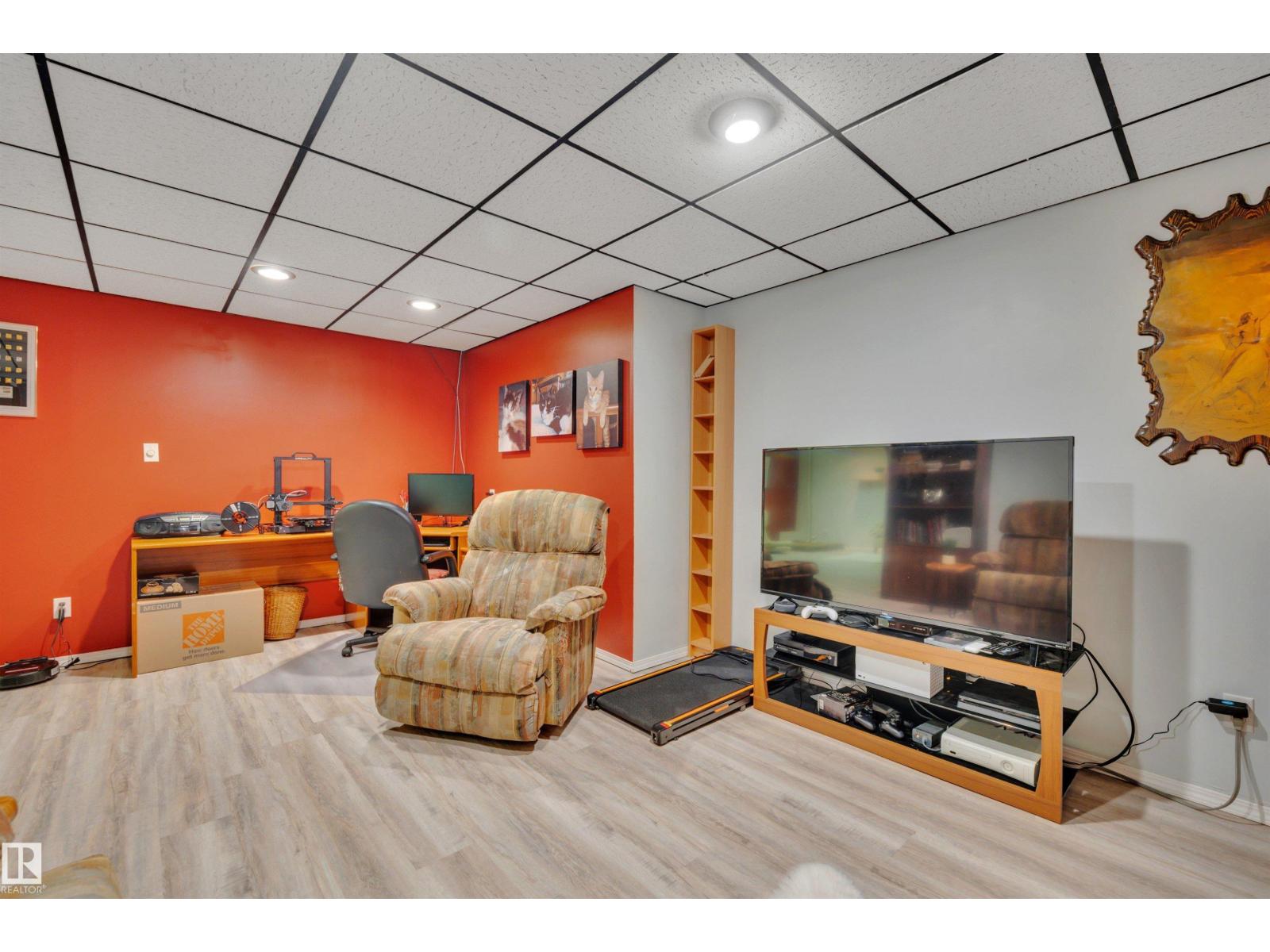 7416 33 Avenue NW - 35