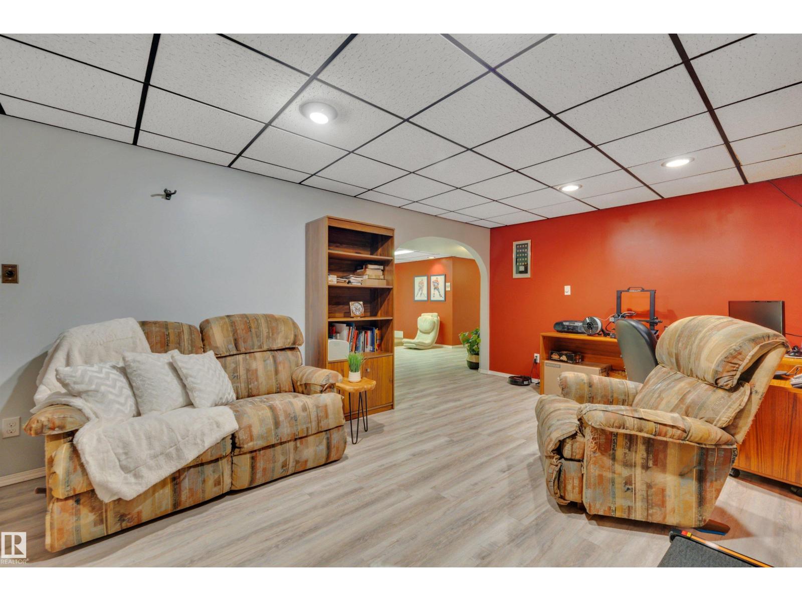 7416 33 Avenue NW - 36