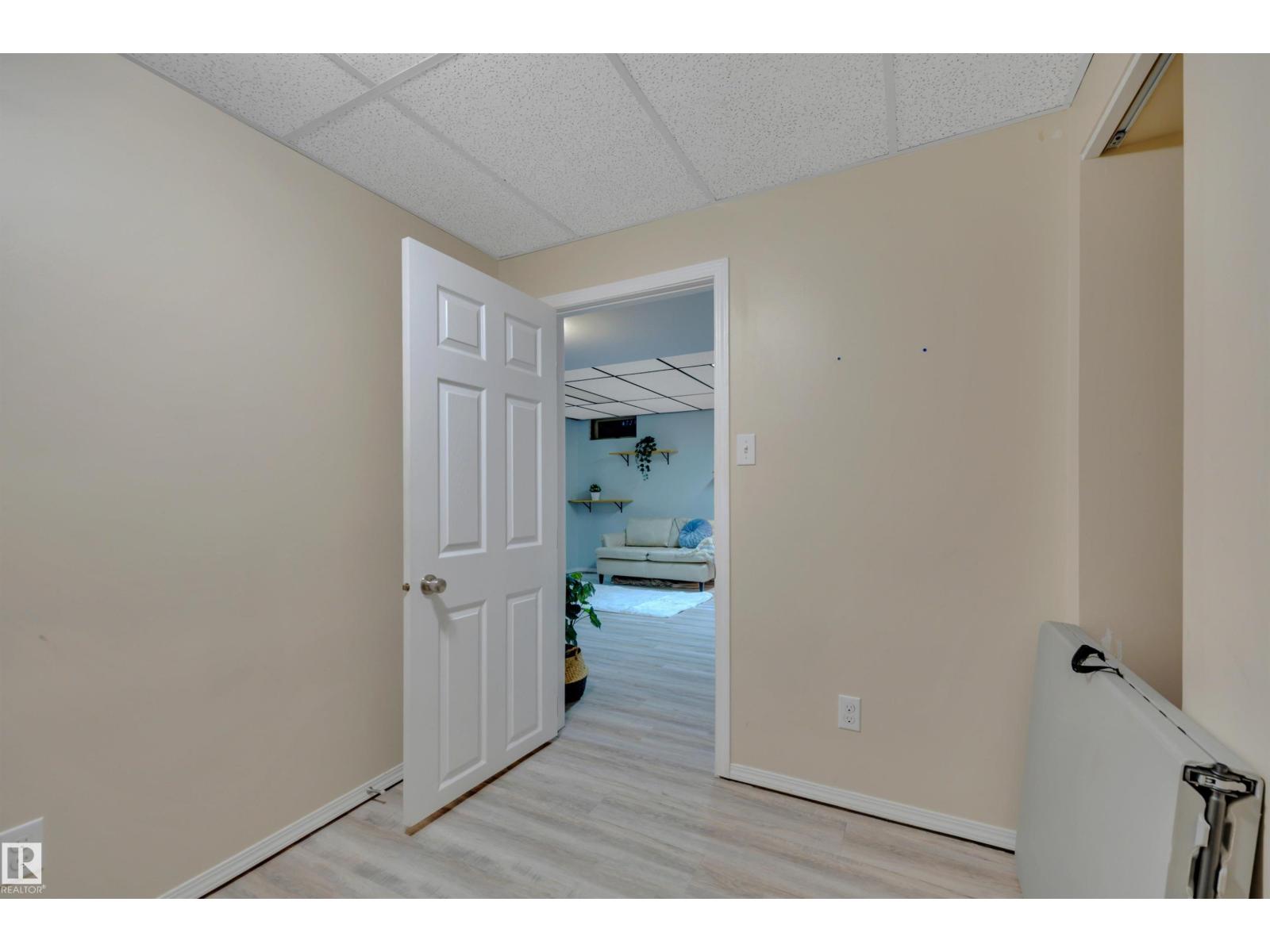 7416 33 Avenue NW - 43