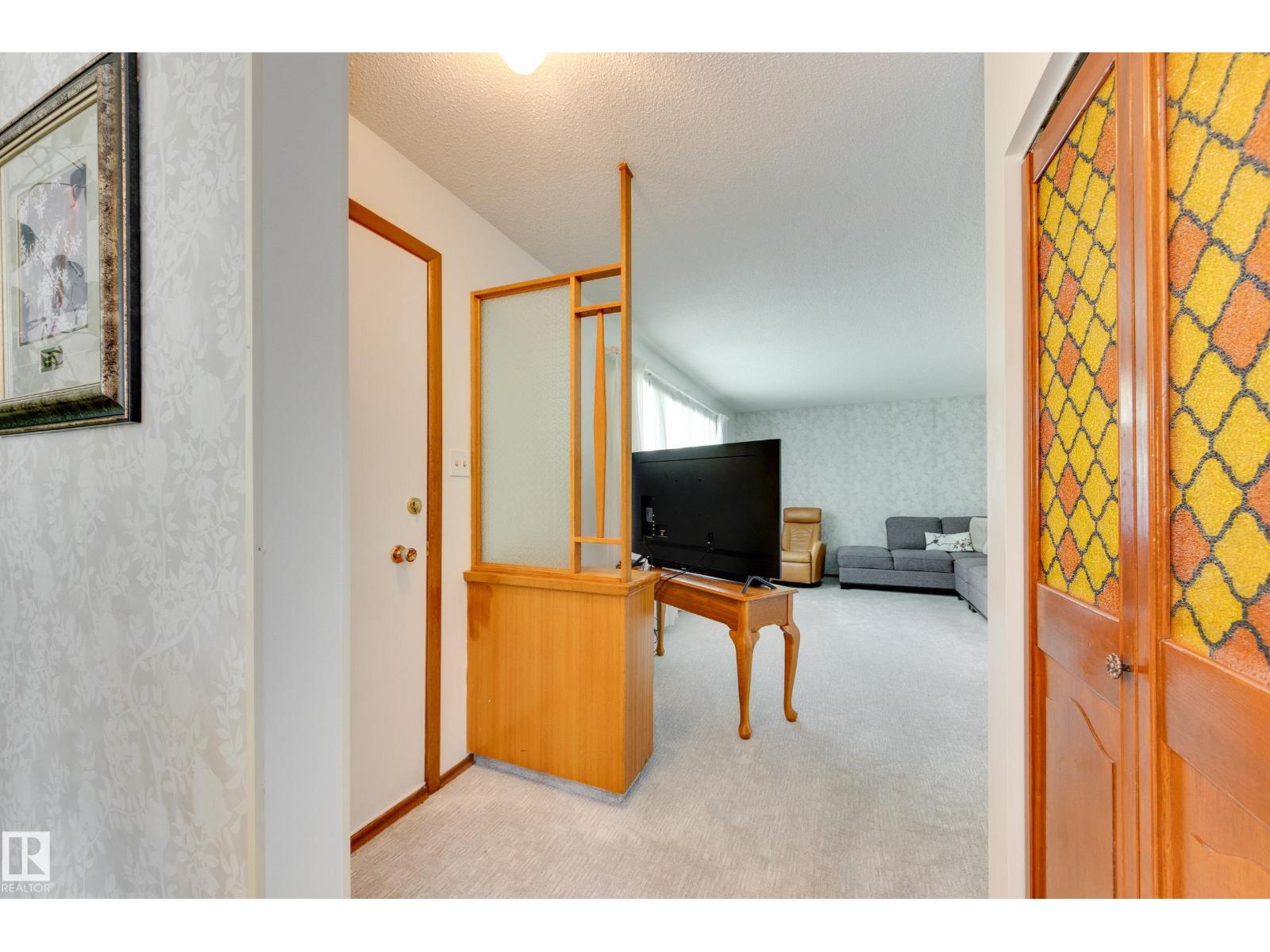 7 STRATHCONA PL - 2
