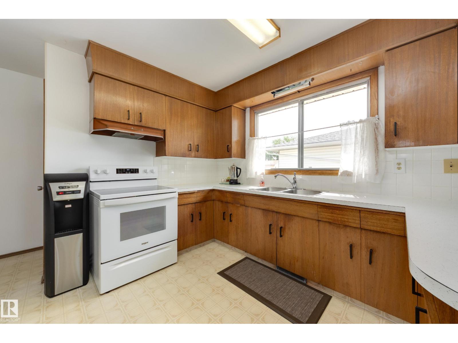 7 STRATHCONA PL - 7