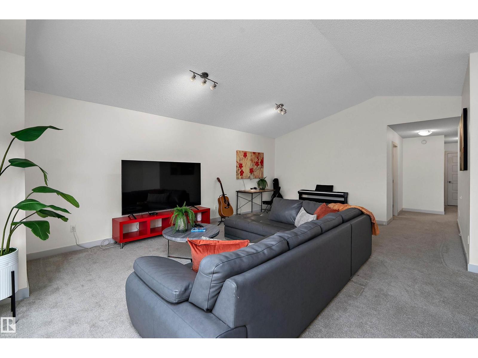 15832 11 AV SW - 22