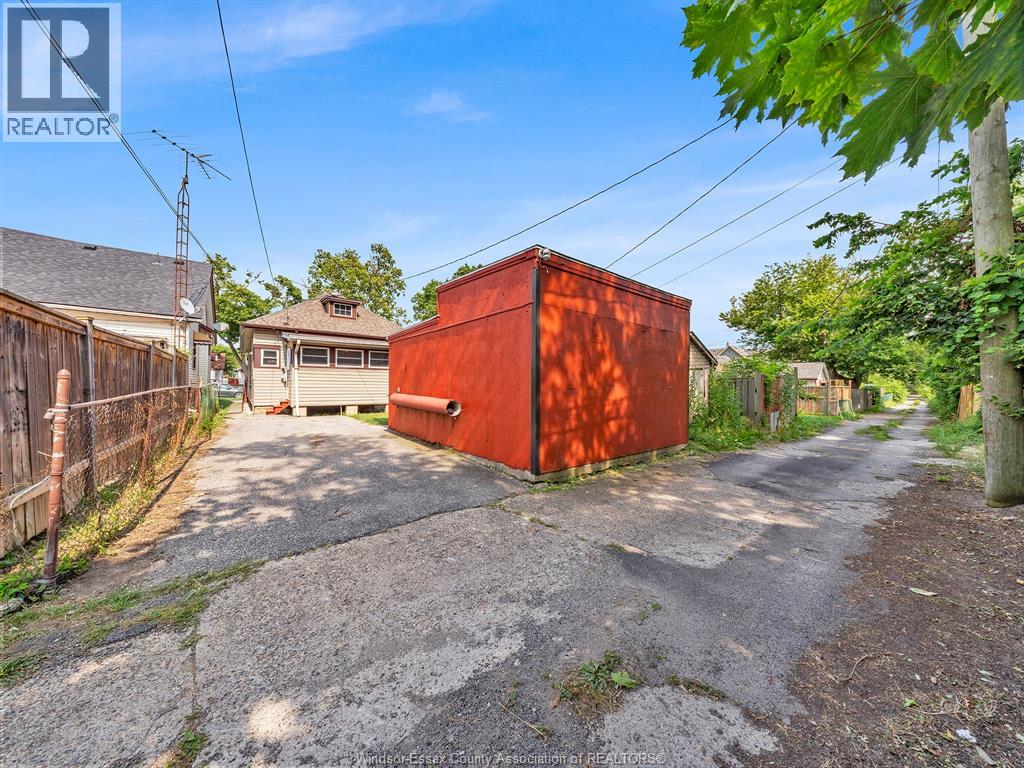 489 MCKAY AVENUE - 39