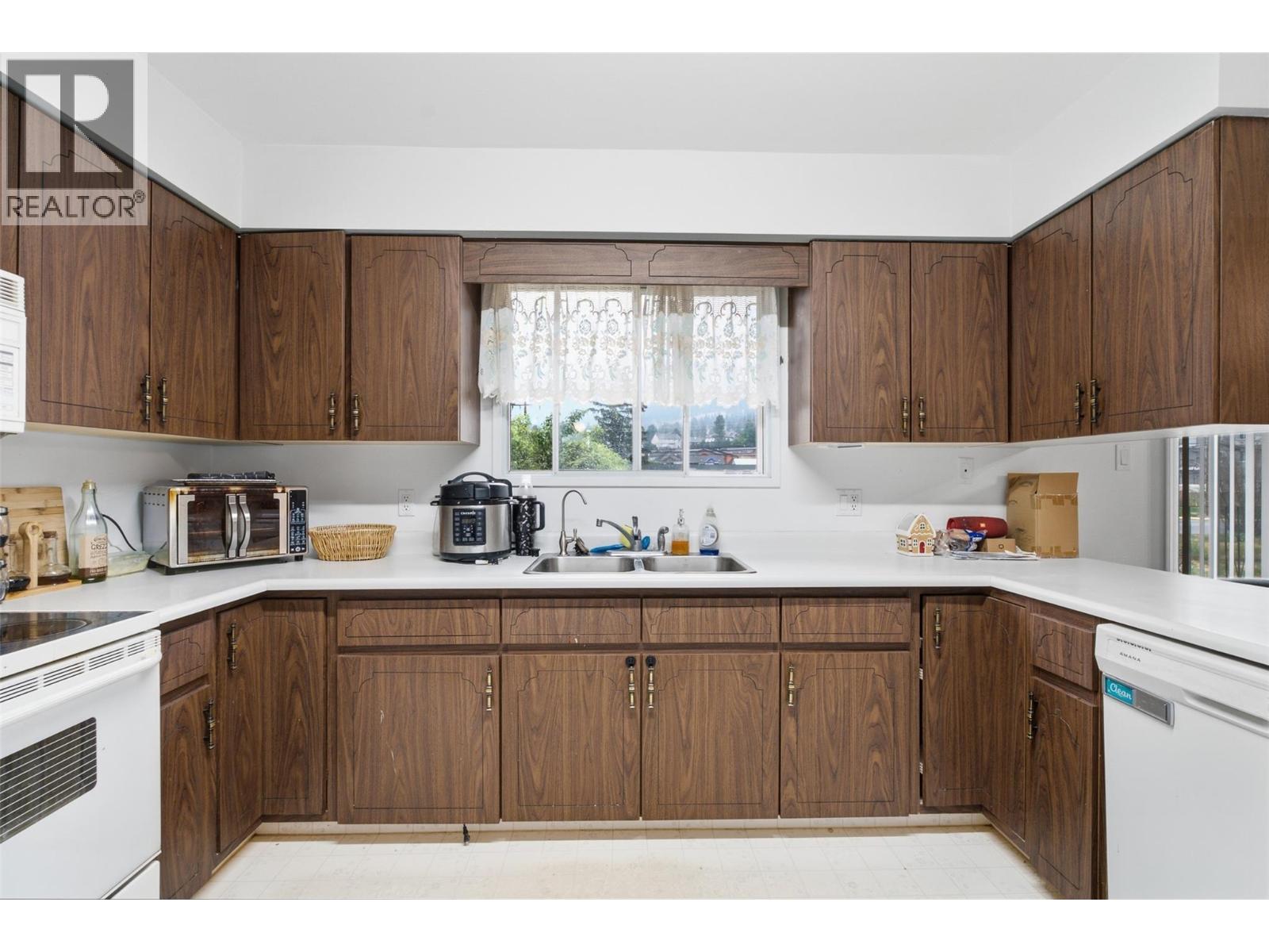 2475 Irvine Avenue - Image 8