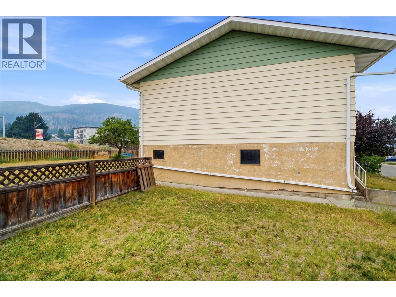 2475 Irvine Avenue - Image 39