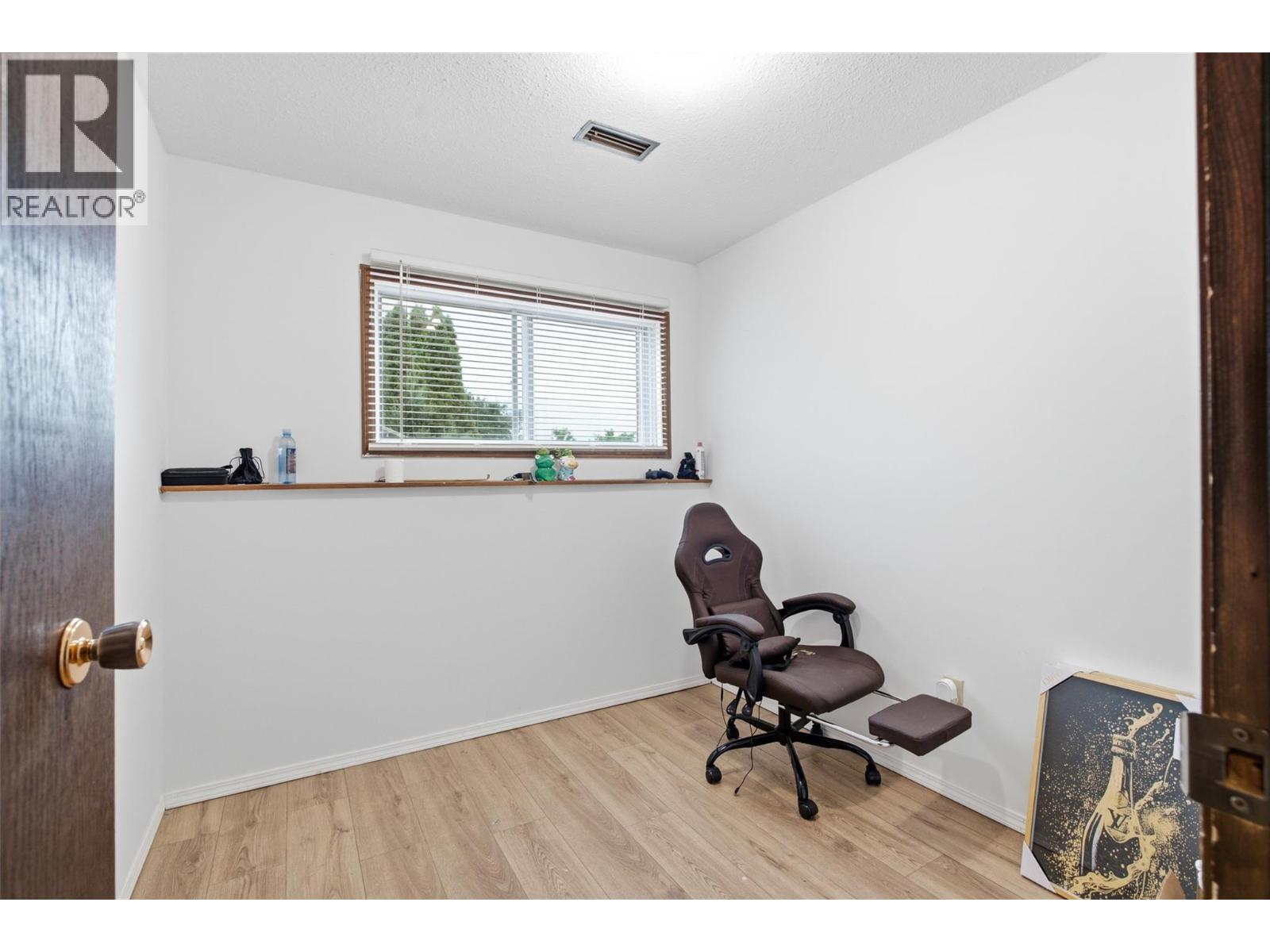 2475 Irvine Avenue - Image 32