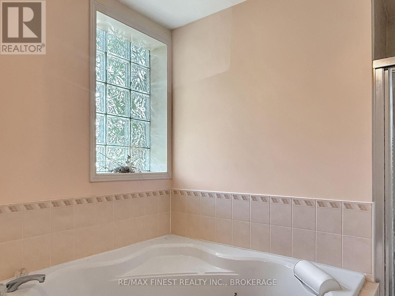 104 ONTARIO STREET - Image 32