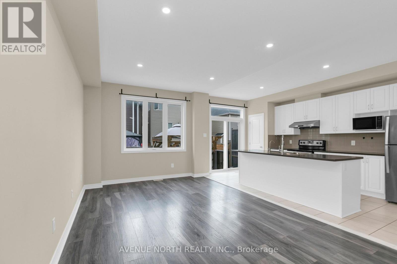 940 KILBIRNIE DRIVE - 14
