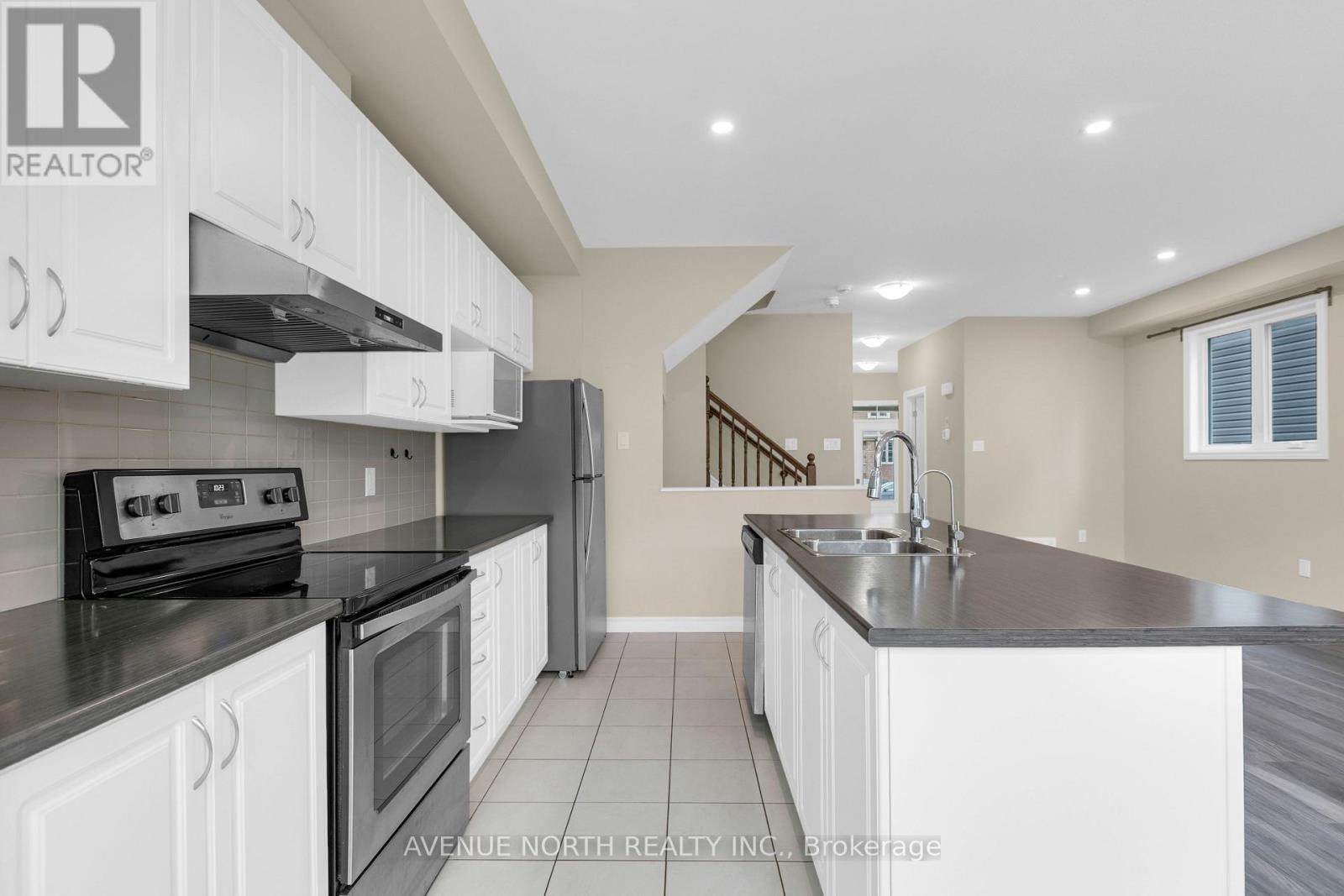 940 KILBIRNIE DRIVE - 27