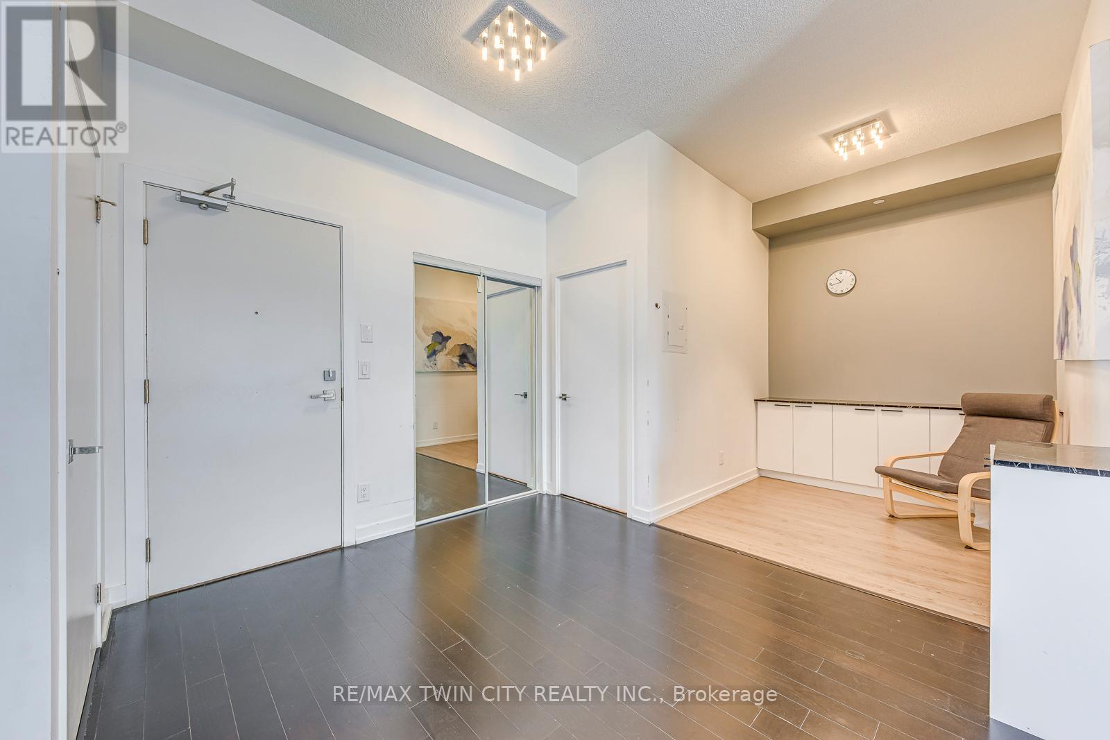 #511 510 CURRAN PLACE - 10