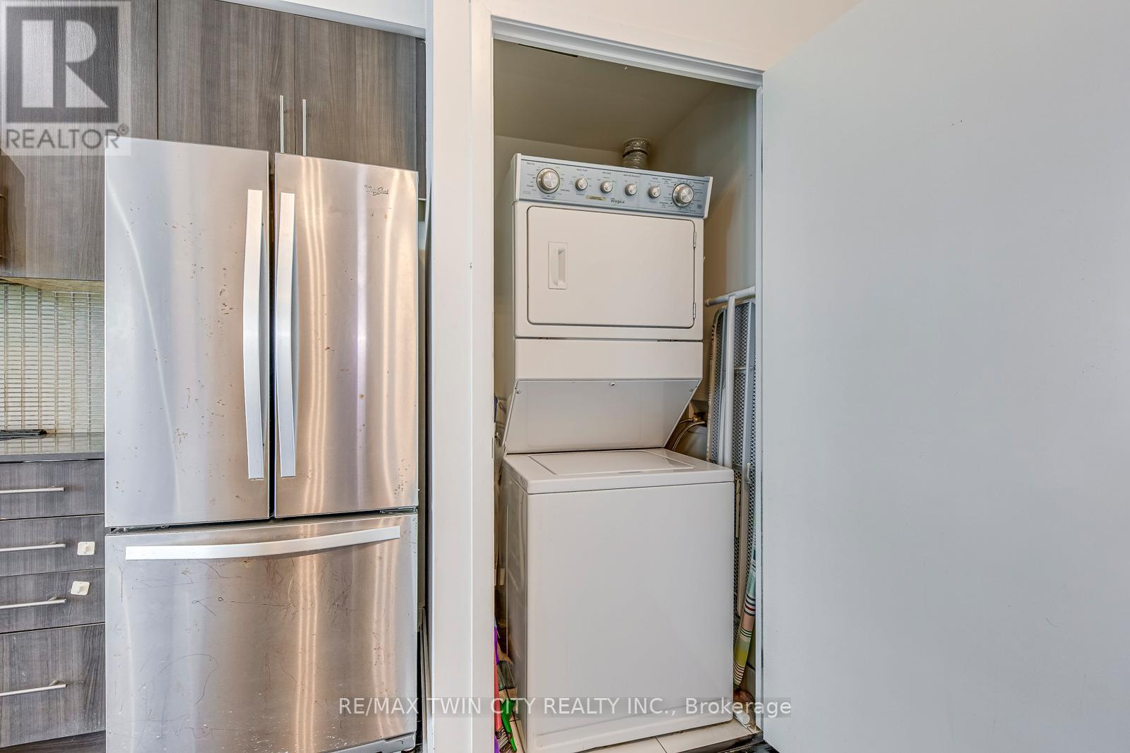 #511 510 CURRAN PLACE - 29