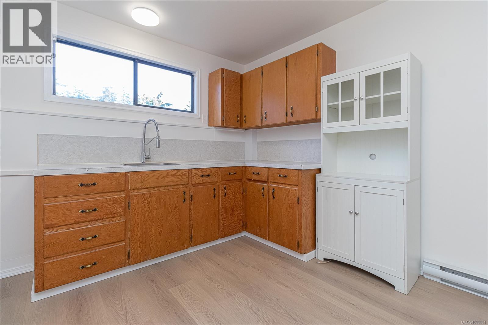 1389 Hastings St - Image 33