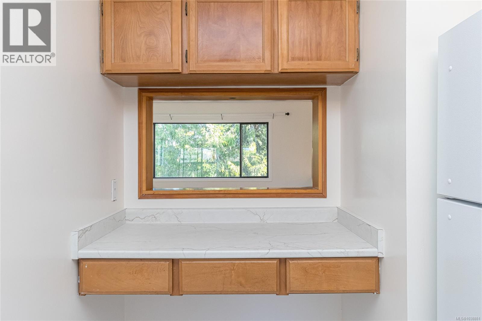 1389 Hastings St - 10