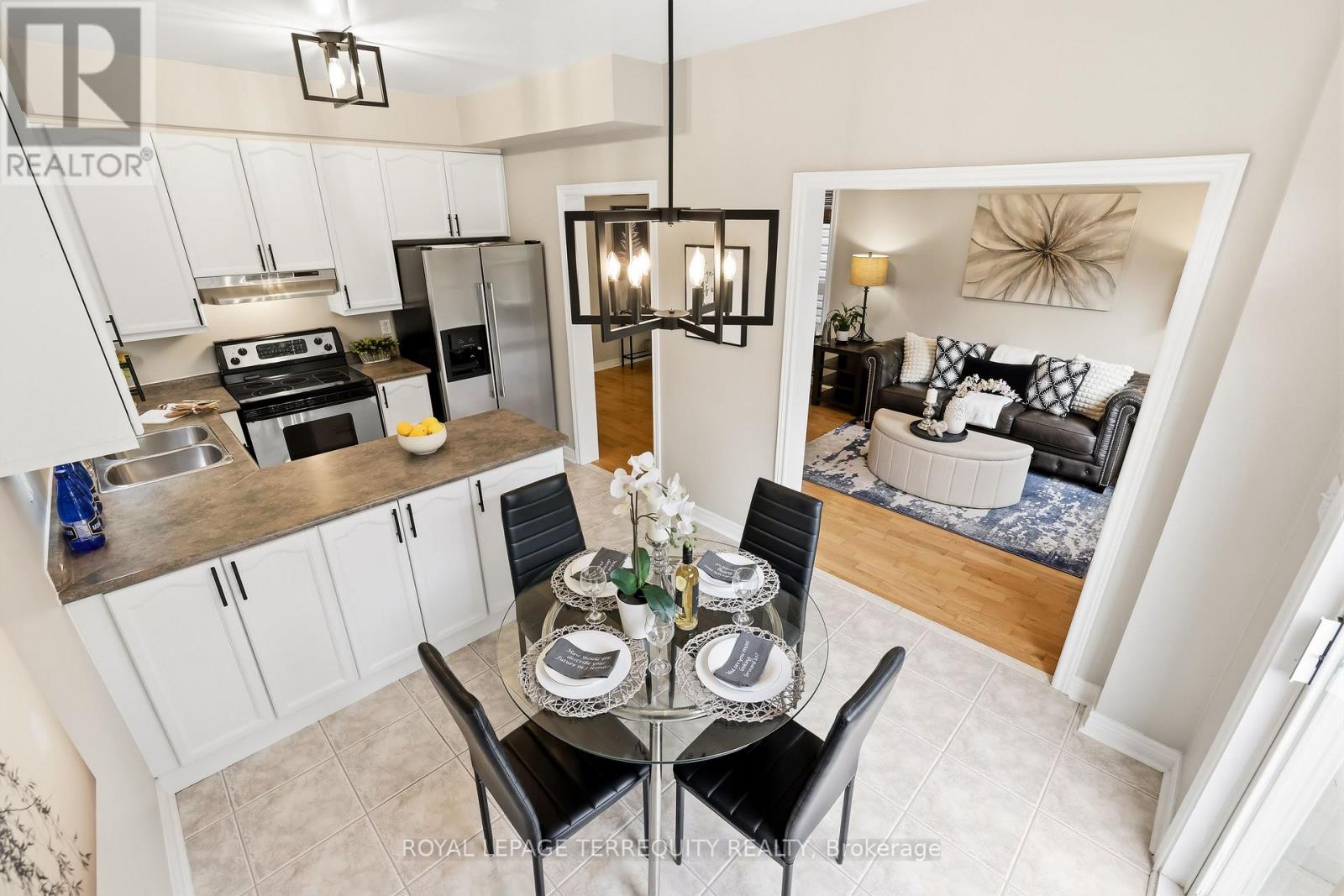 8 SINDEN DRIVE - 19