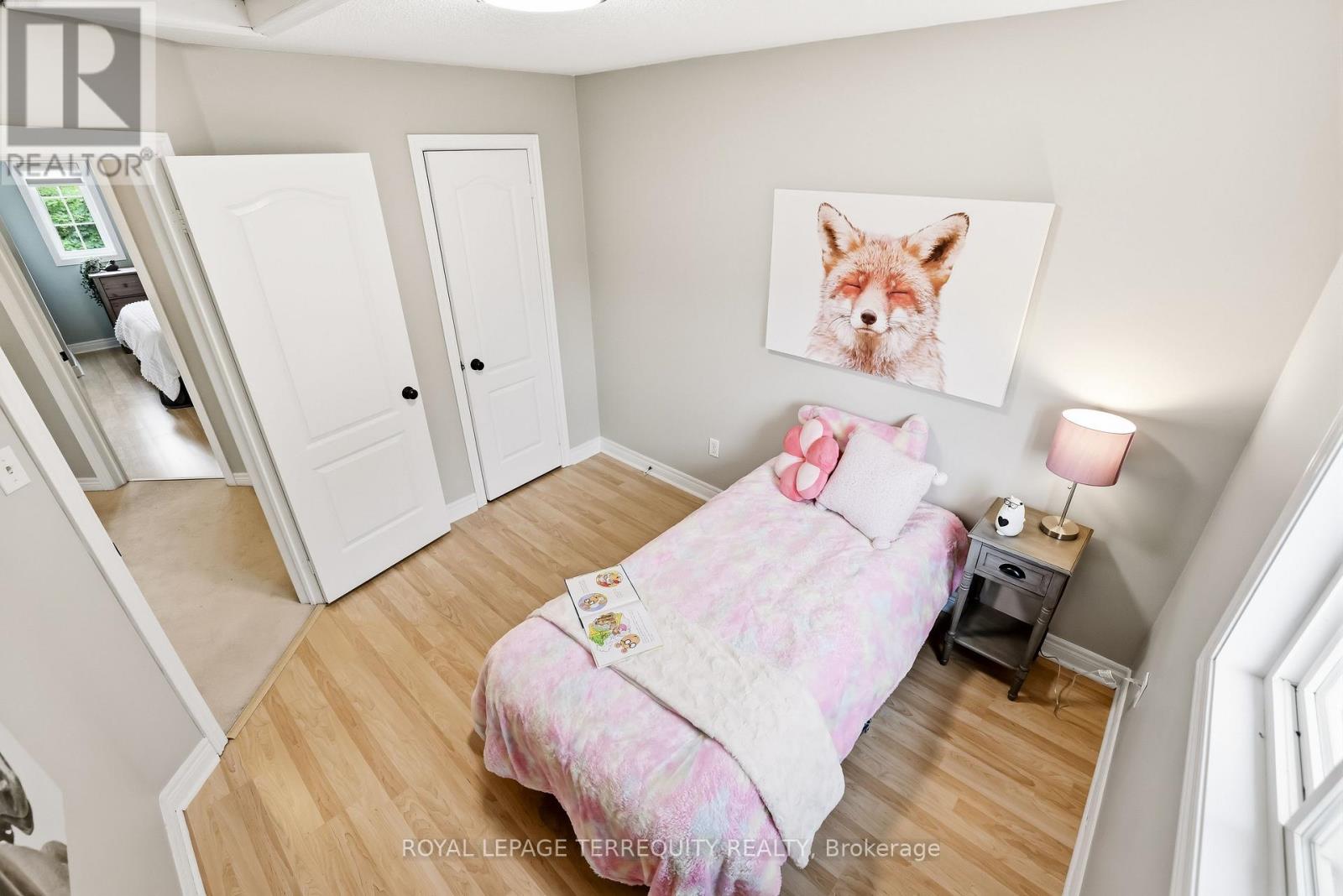 8 SINDEN DRIVE - 32