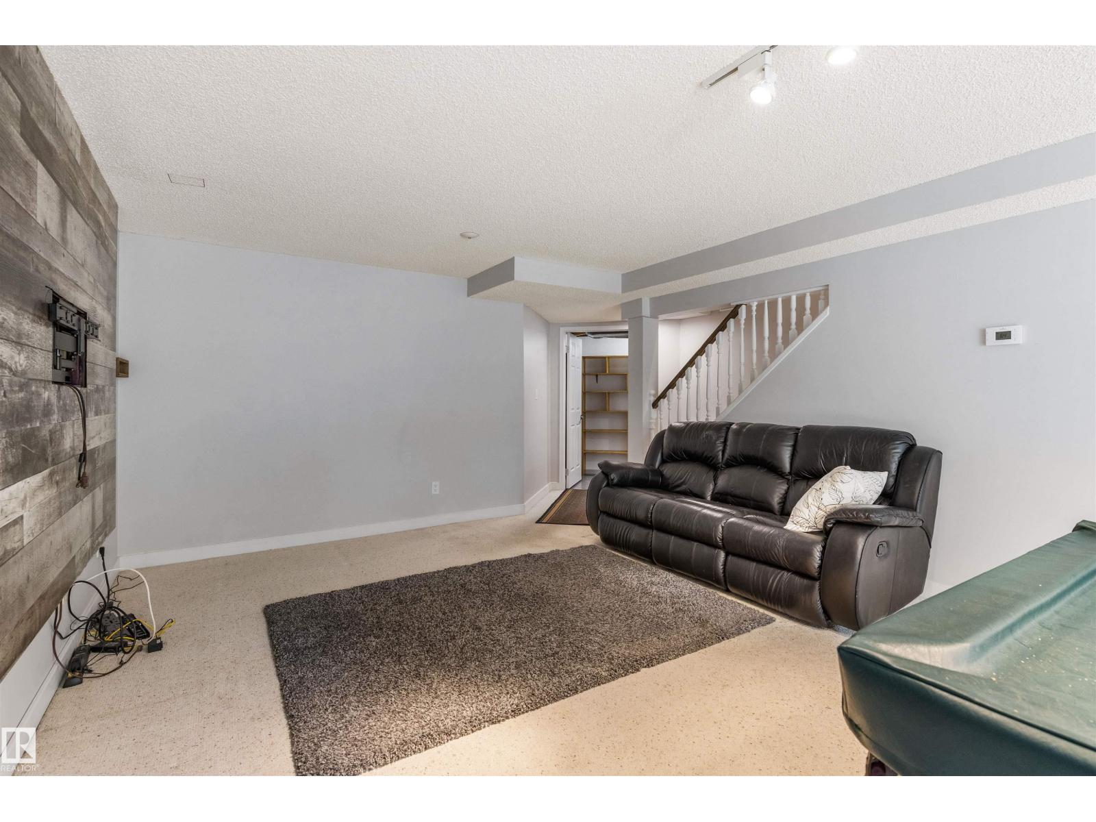 69 HARWOOD DR - 38