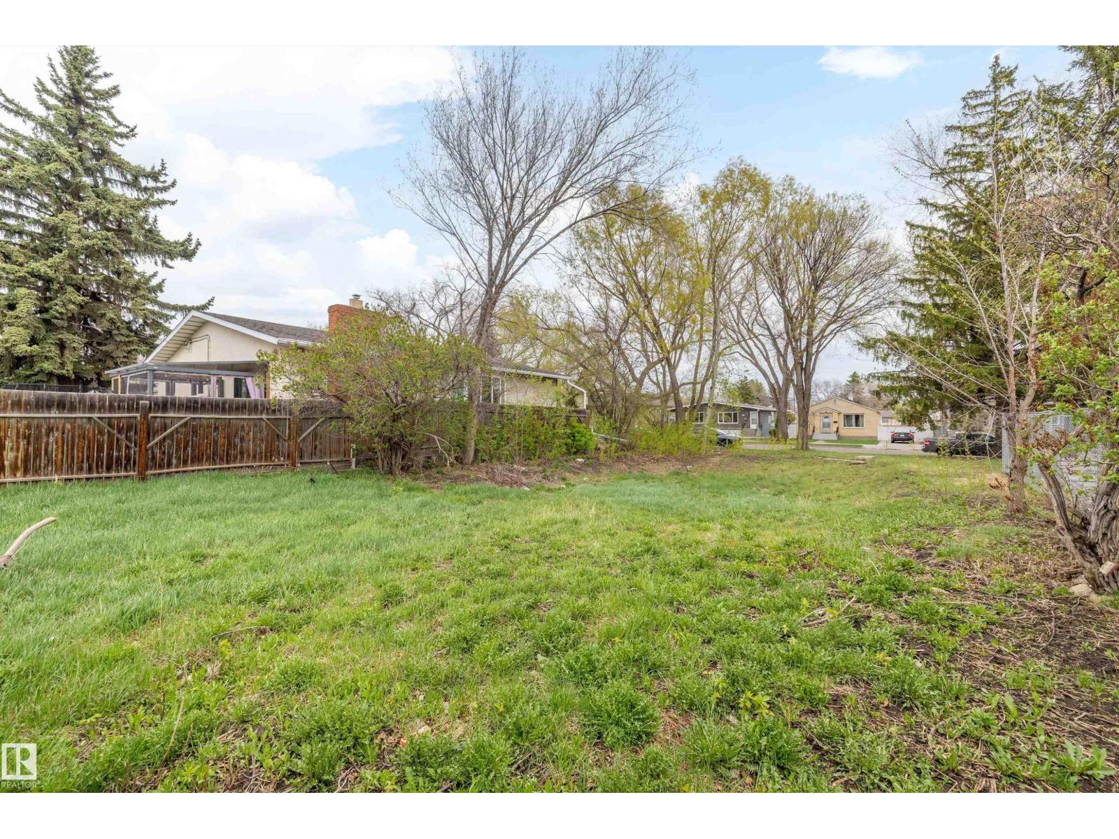 12128 80 Street NW - Photo 5