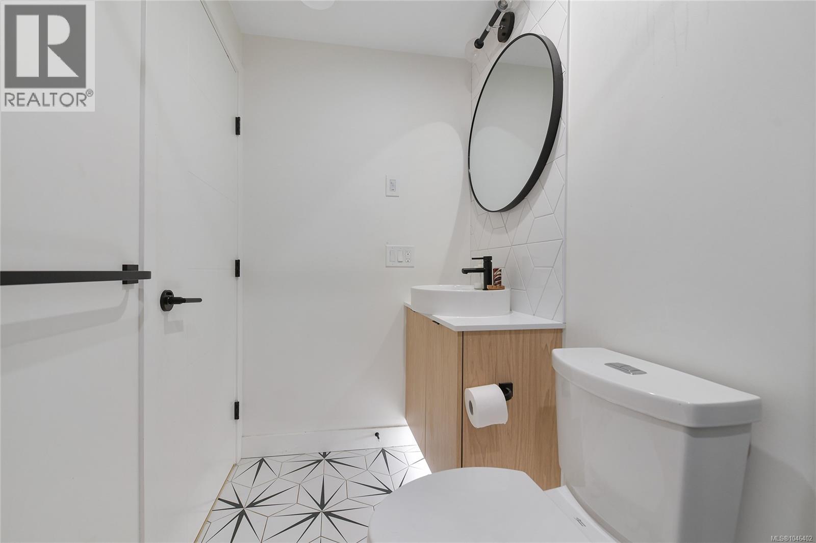 201 1301 Hillside Avenue, Victoria