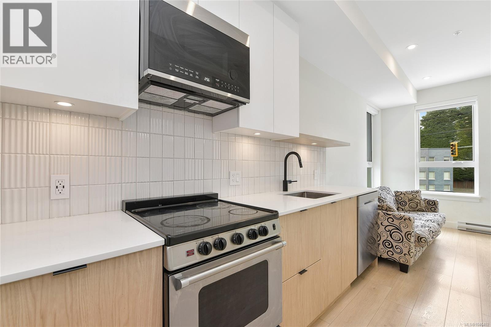 201 1301 Hillside Avenue, Victoria