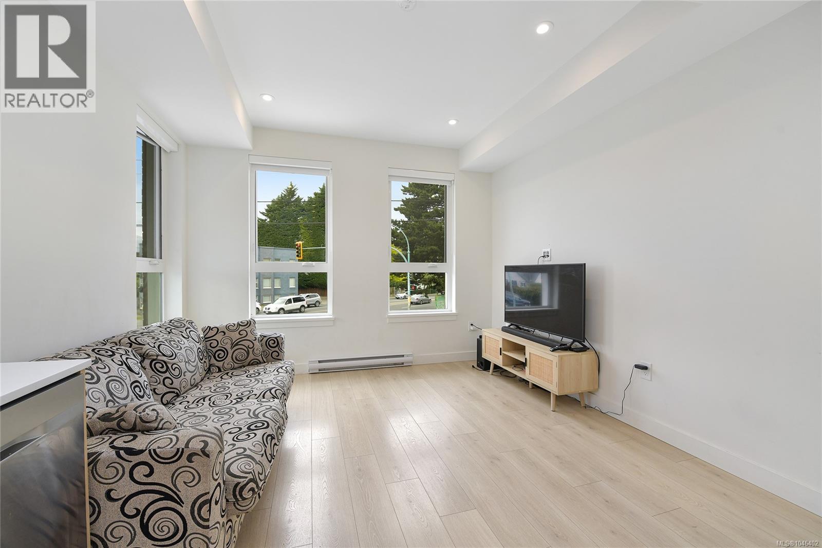 201 1301 Hillside Avenue, Victoria