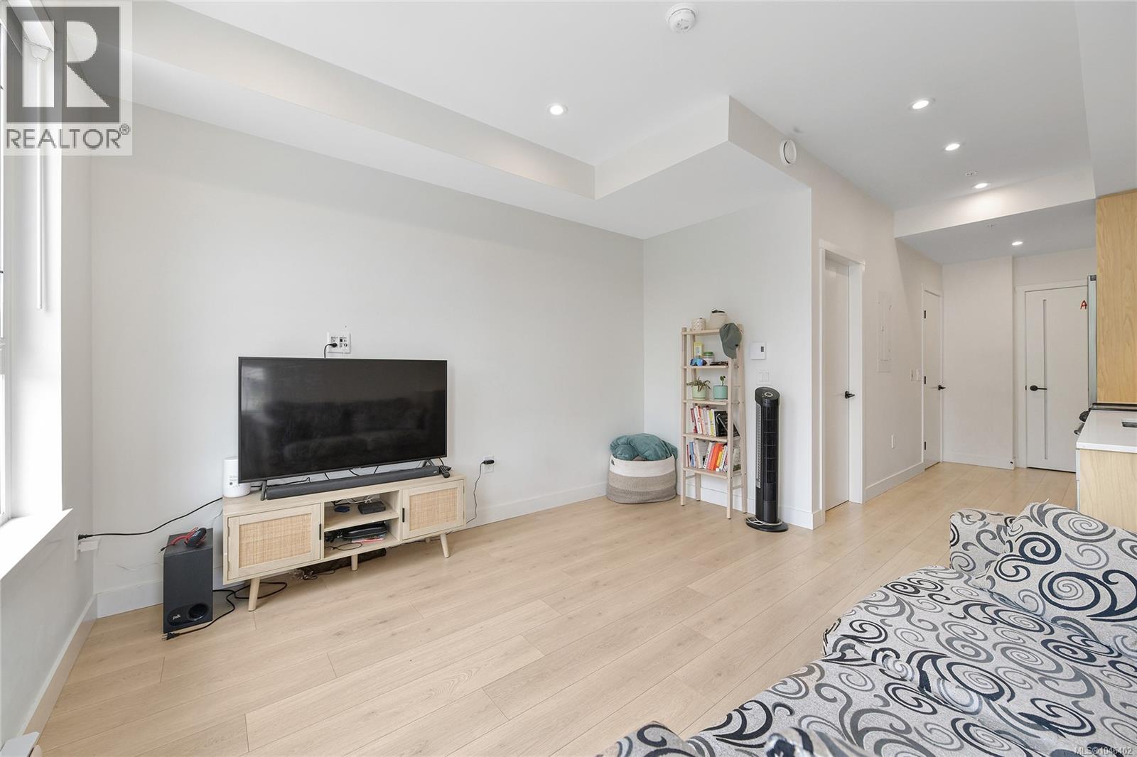 201 1301 Hillside Avenue, Victoria
