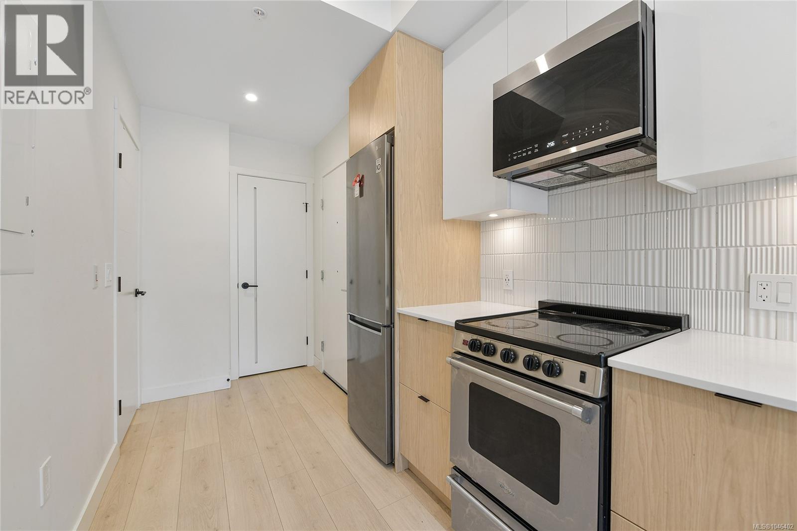 201 1301 Hillside Avenue, Victoria